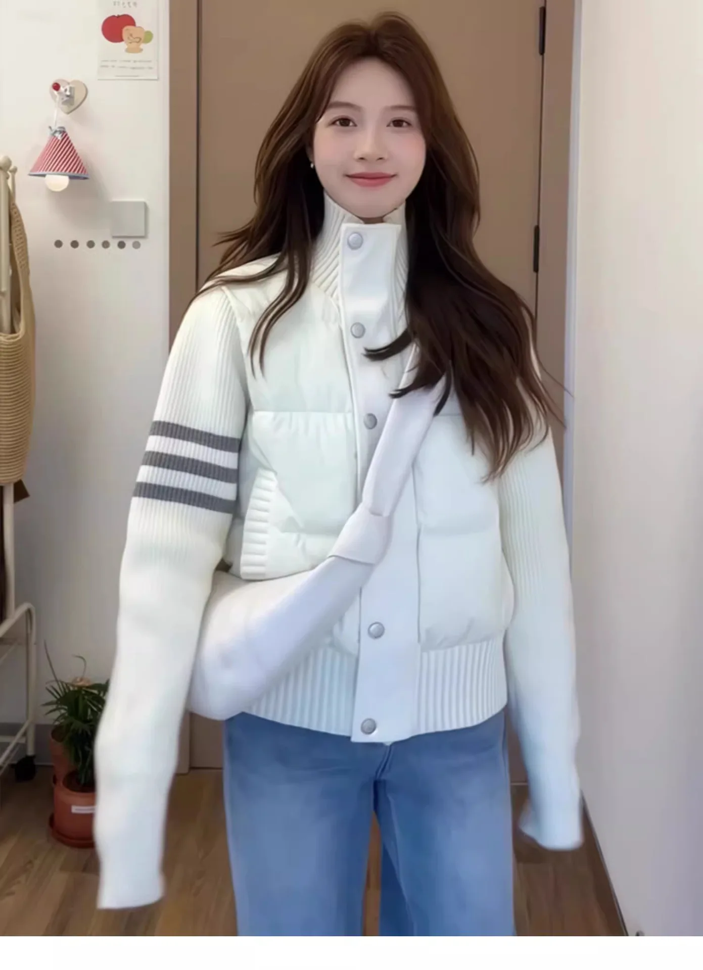 เสื้อแจ็คเก็ตขนเป็ดแบบสั้นสำหรับผู้หญิง ฤดูหนาว 2025 สไตล์เกาหลี ทรงหลวม แขนถักลายสามเส้น แฟชั่นเสื้อคลุม