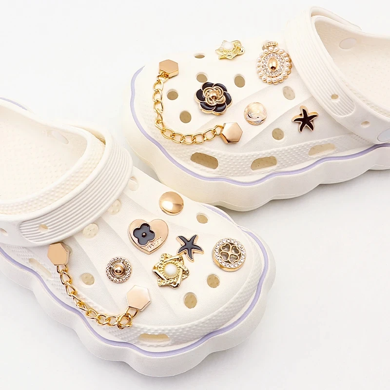 Juego de Dijes y Cadenas para Zapatos, Dijes de Perlas, Perlas de Lujo, Flores Negras, Dijes para Zapatos, Accesorios para Zapatos con Orificios para Niños y Mujeres, 1 Juego