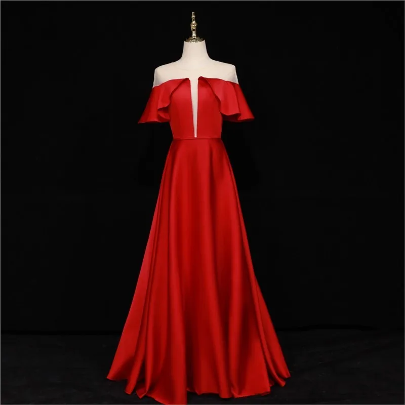 

Satin toasting deep-necked red fashionable dress