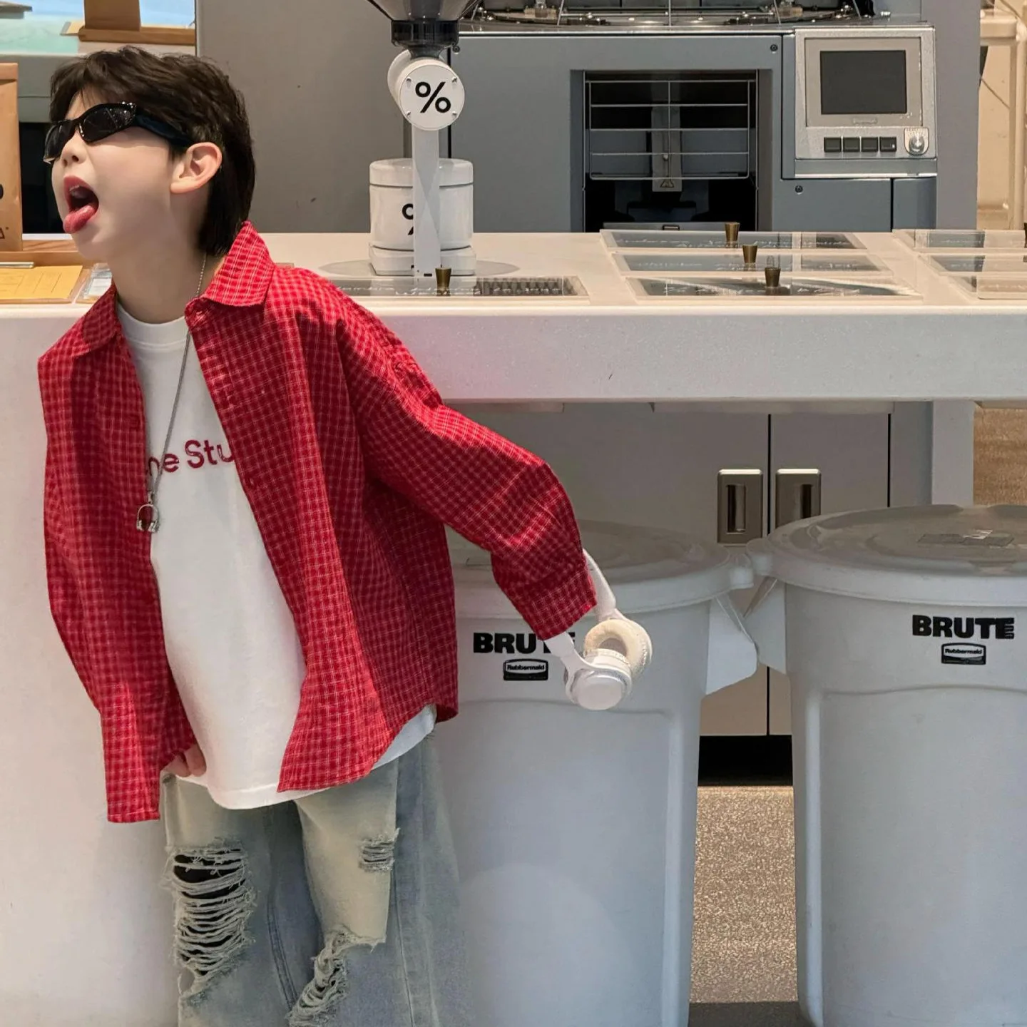 2025 Spring New Korean Version Boys Versatile Straight Tube Retro American Ripped Jeans Children's Trousers