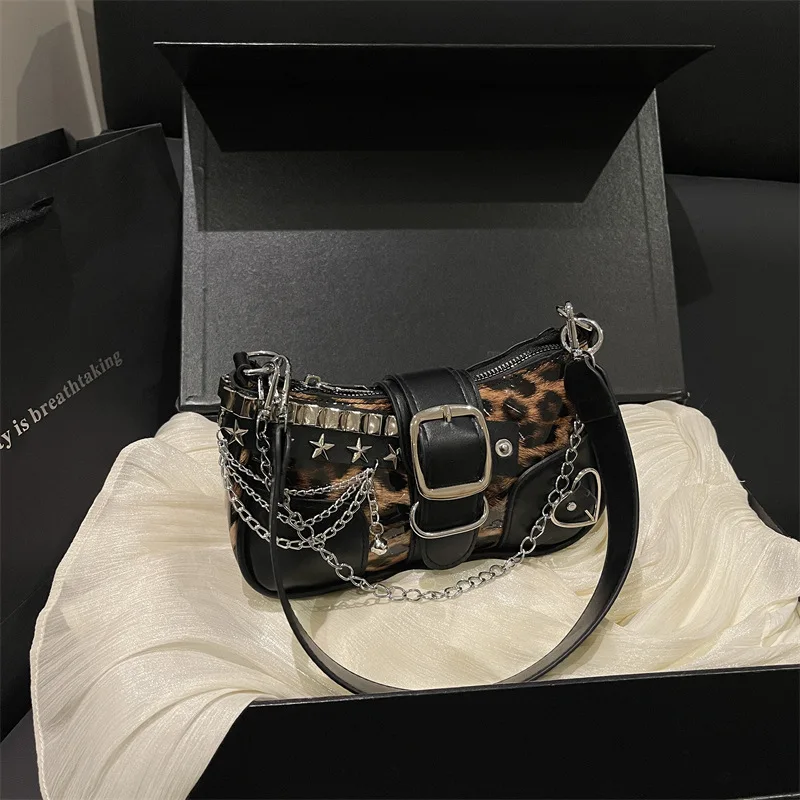 Y2K Motorradtasche mit Leopardenmuster, europäisch-amerikanische coole Nieten-Ketten-Unterarmtasche mit Magnetverschluss, Handtasche