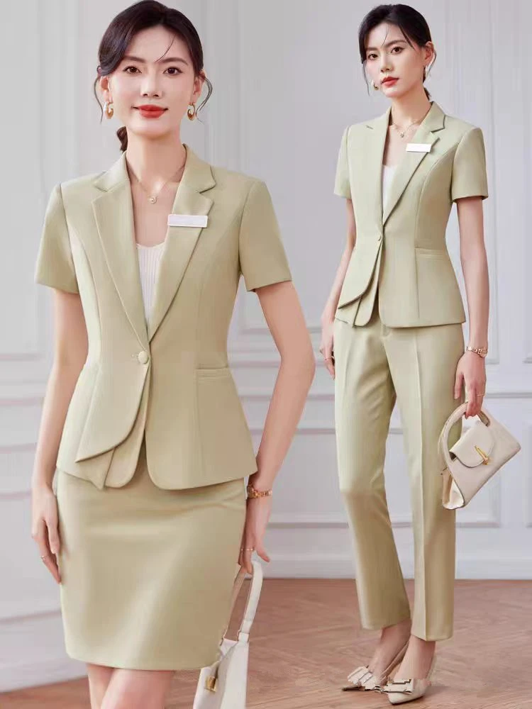 

Костюм NAVIU: пиджак на одной пуговице с отложным воротником, укороченный рукав, приталенный крой, брюки. Офисная женская рабочая одежда.