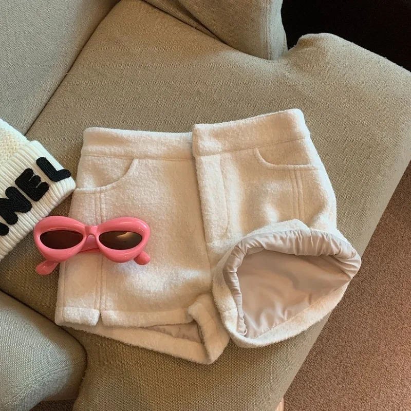 Pantalones cortos blancos de lana gruesa para mujer en otoño e invierno con abrigos y botas ultracortas para niña, pantalones de pierna ancha