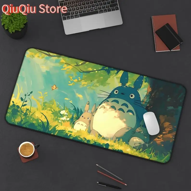 

Уютный настольный коврик Тоторо | Коврик для мыши в стиле Ghibli | Уютный офисный декор с аниме-пейзажем | Милый подарок для фанатов 2026 года | 3 размера | Отаку Г
