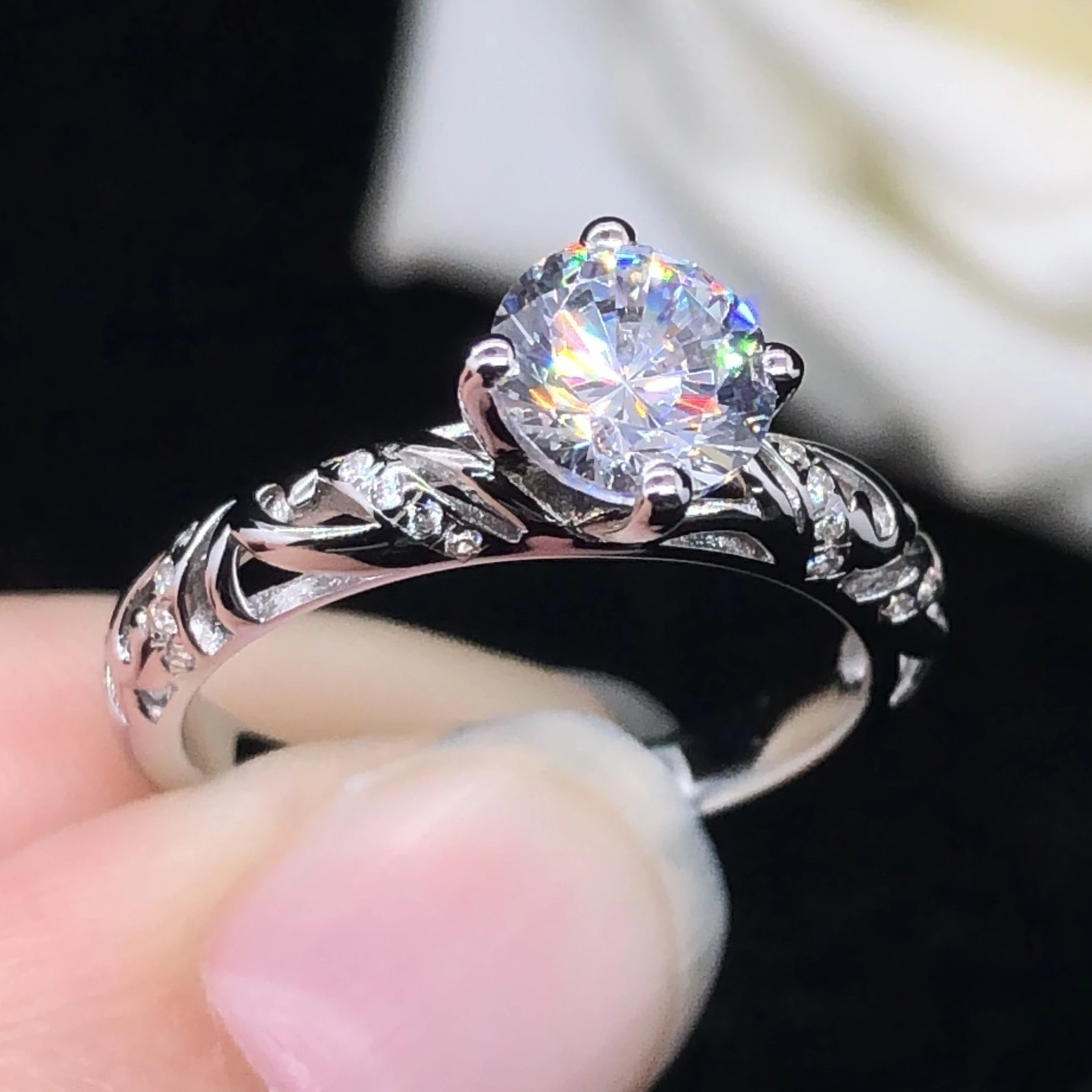 

1-2Carat Round Cut 6.5-8.0mm D VVS1 Moissanite Ring High Quality Engagement Ring Solid 18K 750 White Gold Ring 070