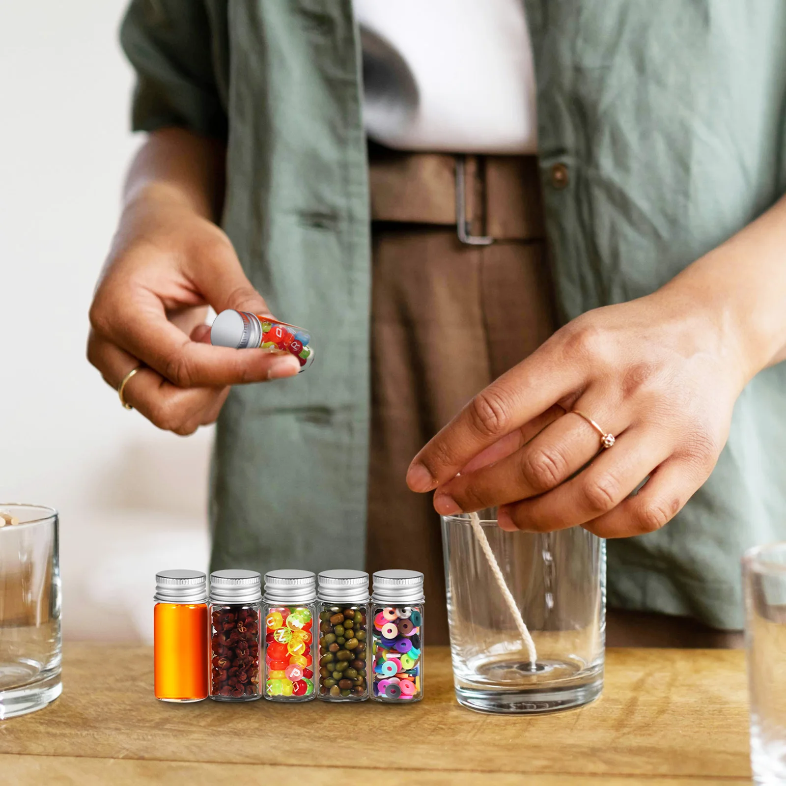 20 قطعة زجاجات صغيرة من الزجاج الشفاف مع أغطية معدنية 10 مل قوارير تخزين صغيرة للزيوت الأساسية ومساحيق التوابل ومنظم السفر