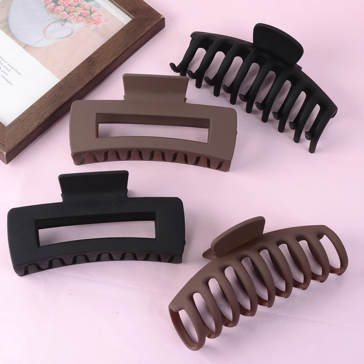 مشابك شعر سوداء للنساء - 8 عبوات من مشابك مخلب الموز غير اللامعة مقاس 4.3 بوصة للنساء، شعر مجعد رقيق وسميك، مشبك فكي كبير قوي