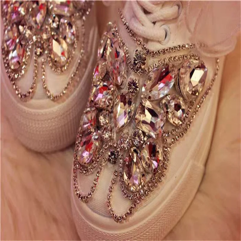أحذية قماشية مصنوعة يدويًا من حجر الراين والأحجار الكريمة والدانتيل صناعة ثقيلة مقاس كبير أحذية نسائية غير رسمية بيضاء منخفضة الأعلى 35-40