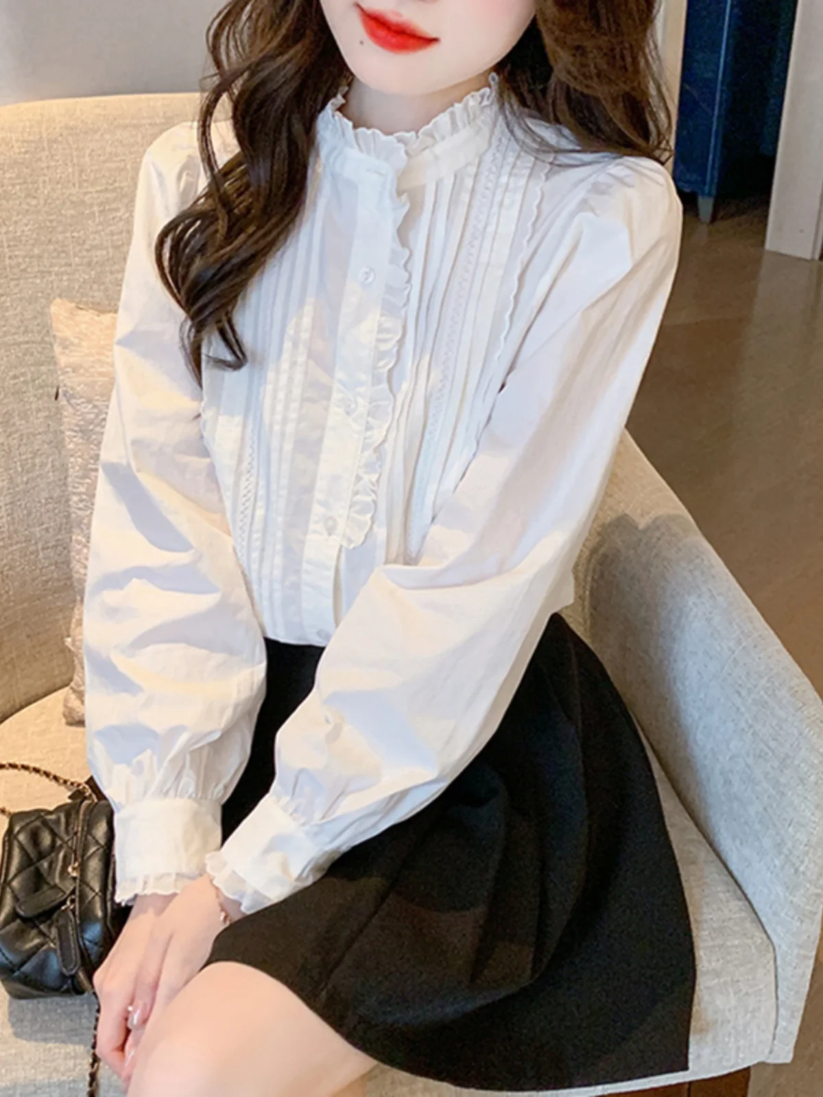 

Женская блузка Ele White: новая модель весна-осень, с пышными рукавами, воротником-стойкой, кружевной отделкой и плиссировкой в стиле аккордеон.