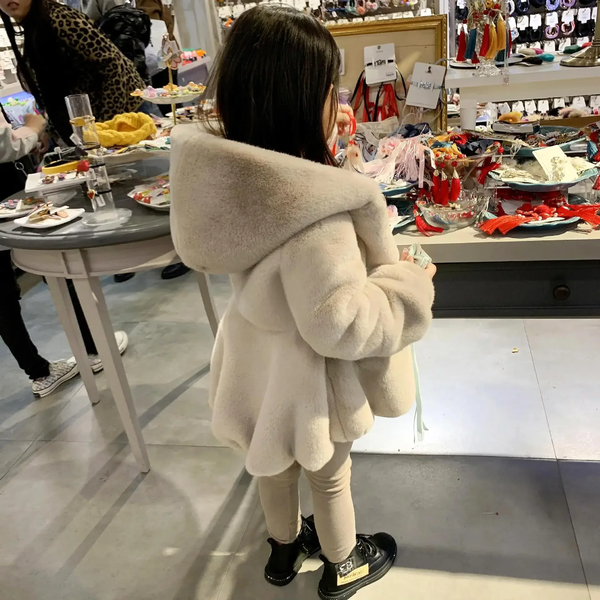 

2025 Autumn Winter New Kids Boutique Clothing Baby Girls Coat Thikcen Sweet Fur Fashion Rex Rabbit Fur Solid Color Simple Style