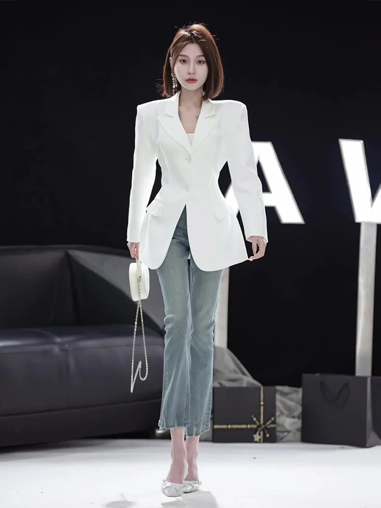 

Элегантный белый костюм-жакет женский приталенный с пуговицами, для офиса, однотонный, весна 2024