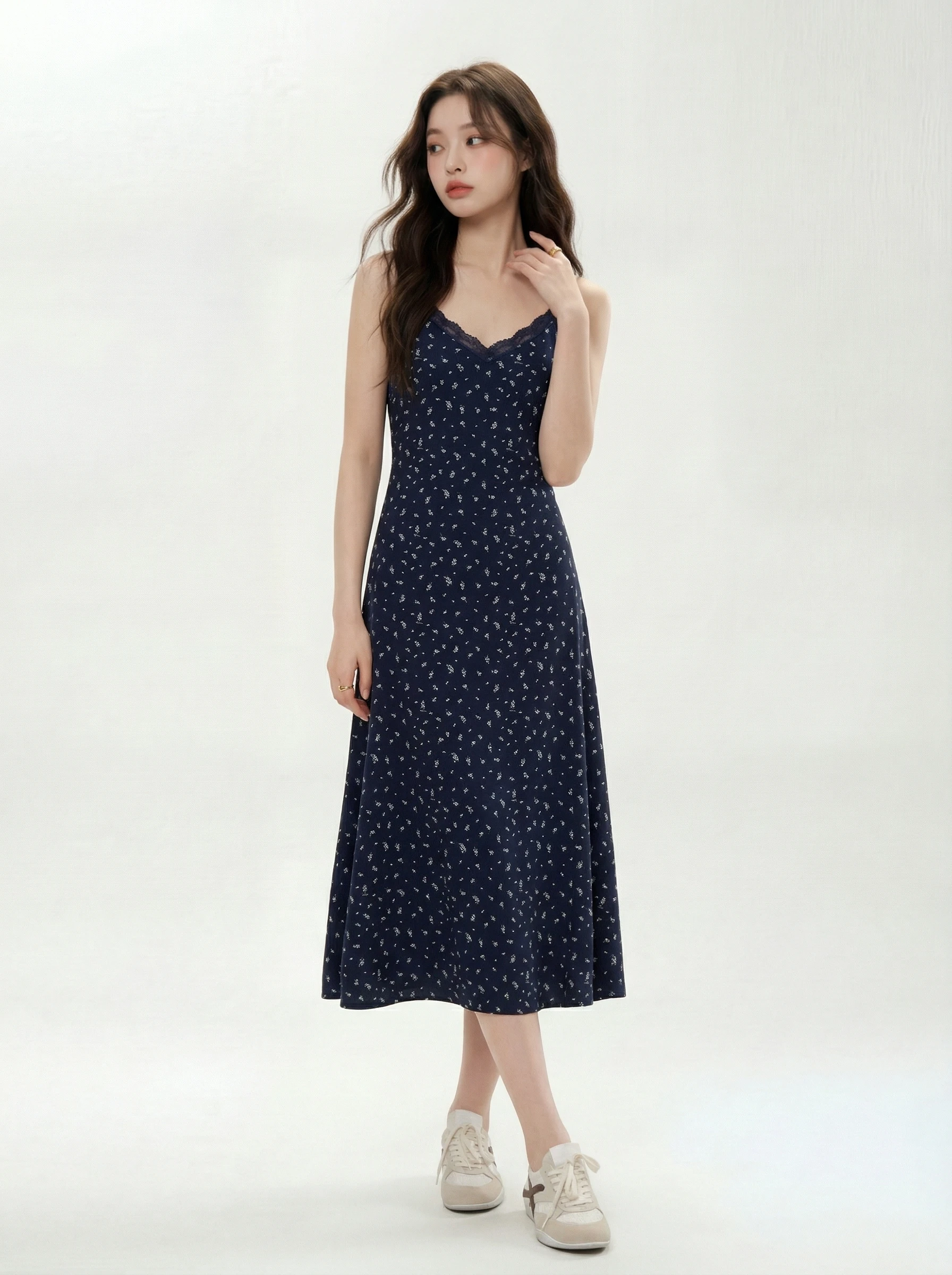 

Синее платье с кружевной отделкой и цветочным принтом, французский стиль, с завязками на шее, с завышенной талией, А-силуэт, длинное, дышащее, приятное к телу, летнее платье