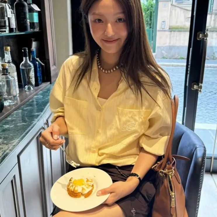 ゆったりとしたロングスリーブの女性用快適で通気性のあるスリムフィットの縦縞柄のゆったりとしたトップス、ファッショナブルなカジュアルウェア