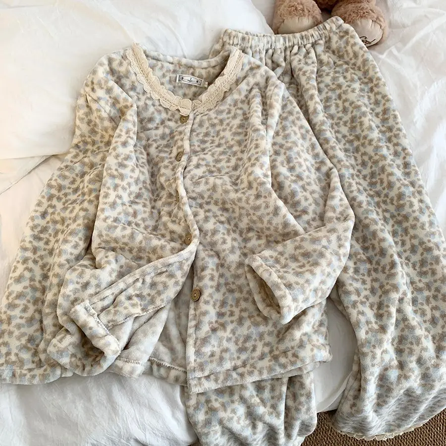 Flannel pajamas women's autumn and winter floral padded cardigan long-sleeved trousers home service suit can be worn outside.