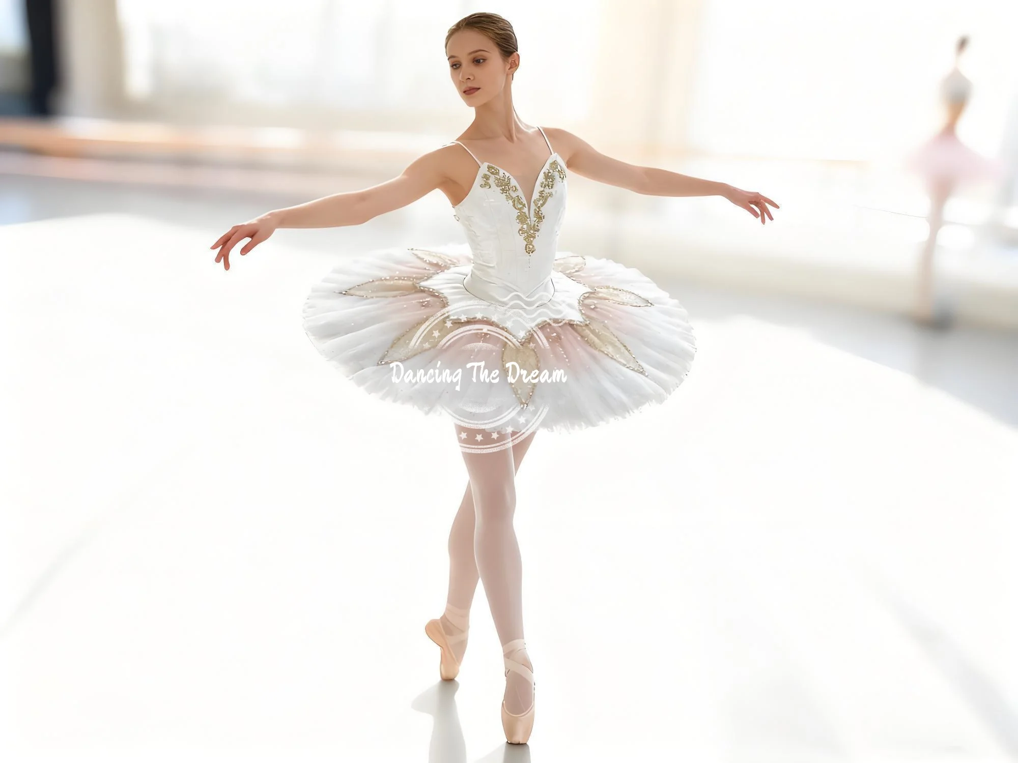 

Женское белое балетное платье с золотыми акцентами для танцевальных выступлений и выступлений