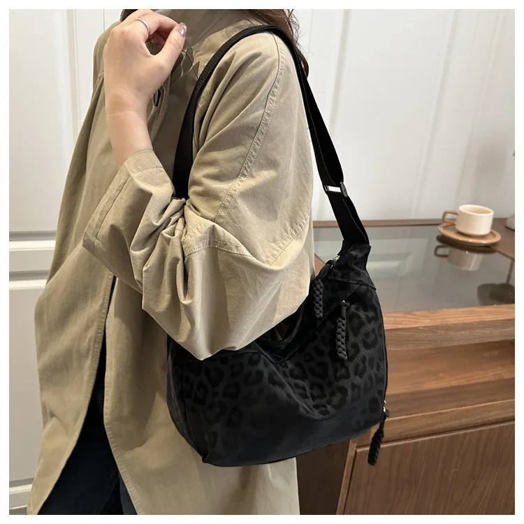 Modische Damen-Umhängetasche mit Leopardenmuster, große Kapazität, Hobo-Umhängetasche für den täglichen Pendelverkehr, lässiges Outfit, Achseltasche – Detail 10