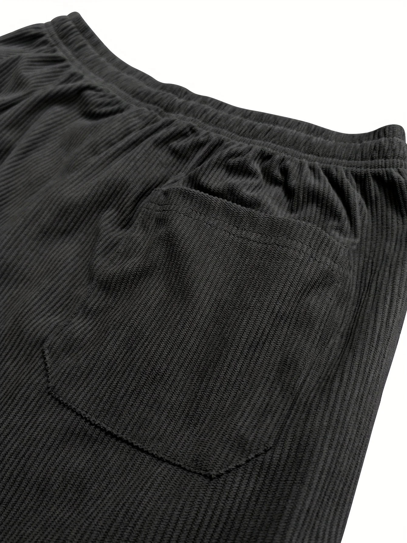 Herren-Cordhose mit weitem Bein, ideal für Herbst und Winter, mit elastischem Bund und Kordelzug sowie kleinem Aufnäher, locker fallende, gerade geschnittene Hose, bequeme Alltagshose für Herren. – Detail 4