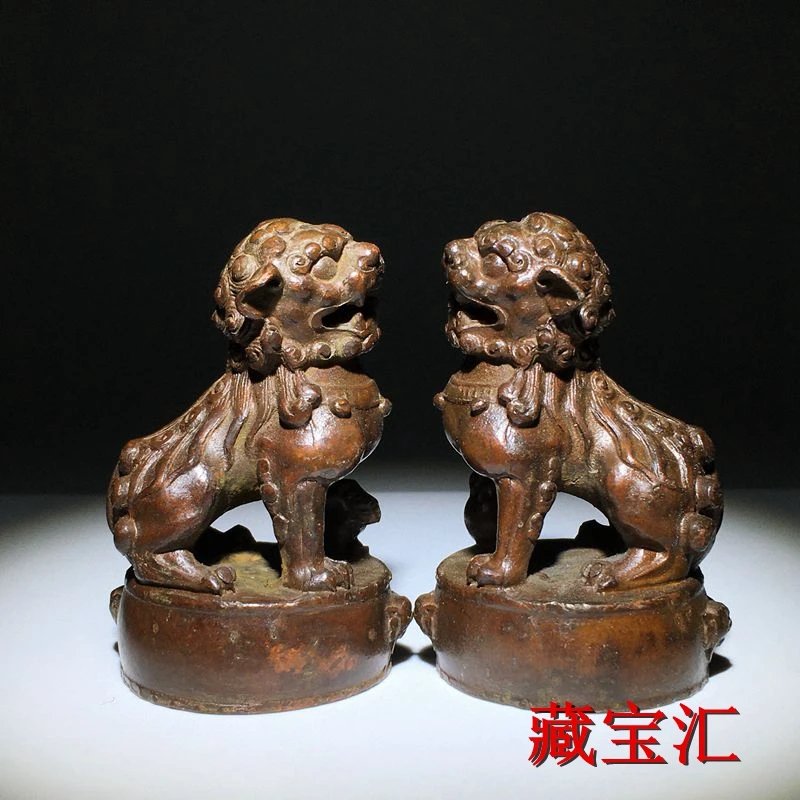 A pair of nostalgic copper lions, everything goes smoothly. Collection of vintage purple copper tabletop feng shui ornaments