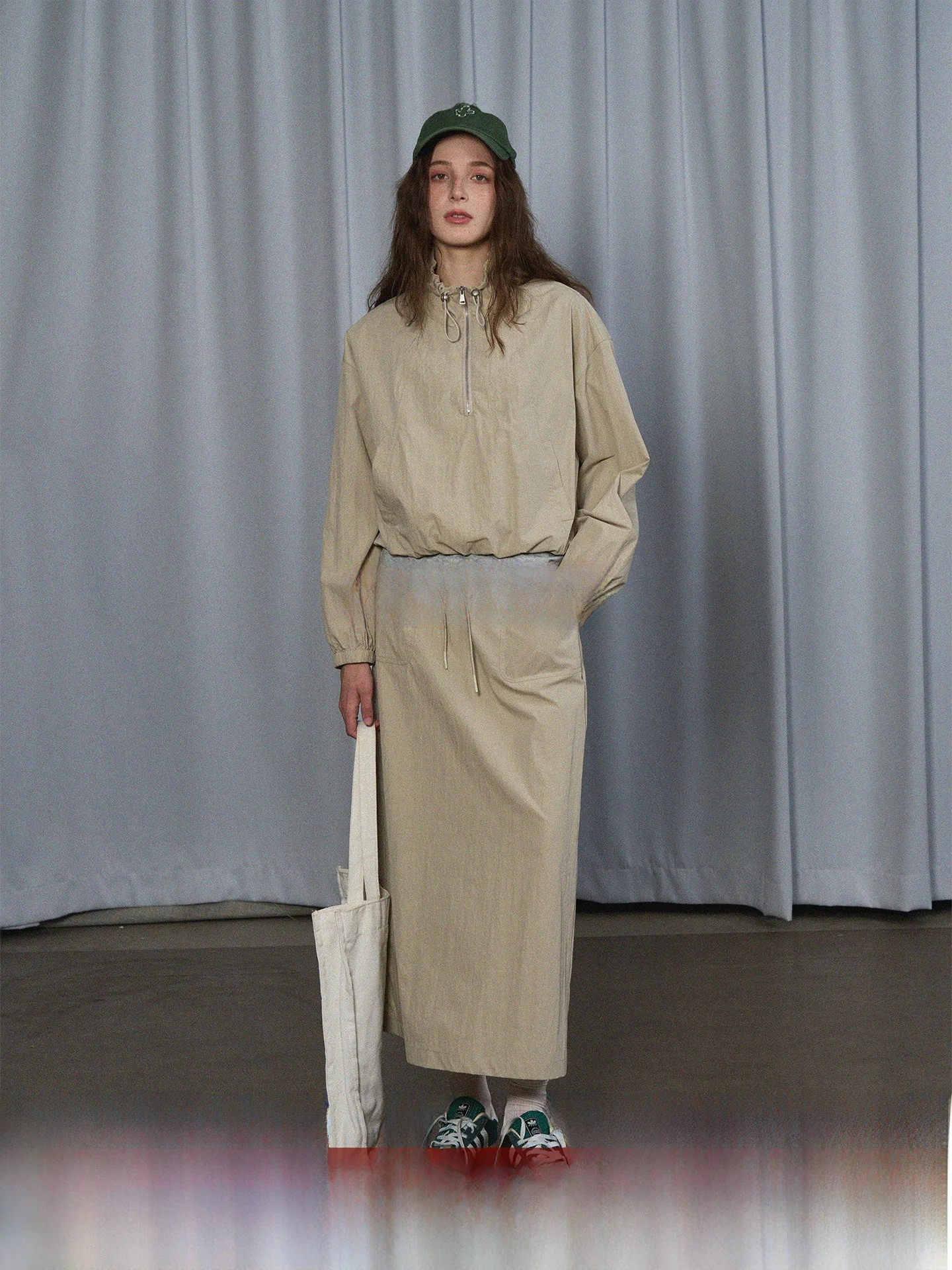 

Модный комплект из топа с контрастным воротником-стойкой и юбки для женщин: осенний повседневный наряд, дышащий, средней толщины