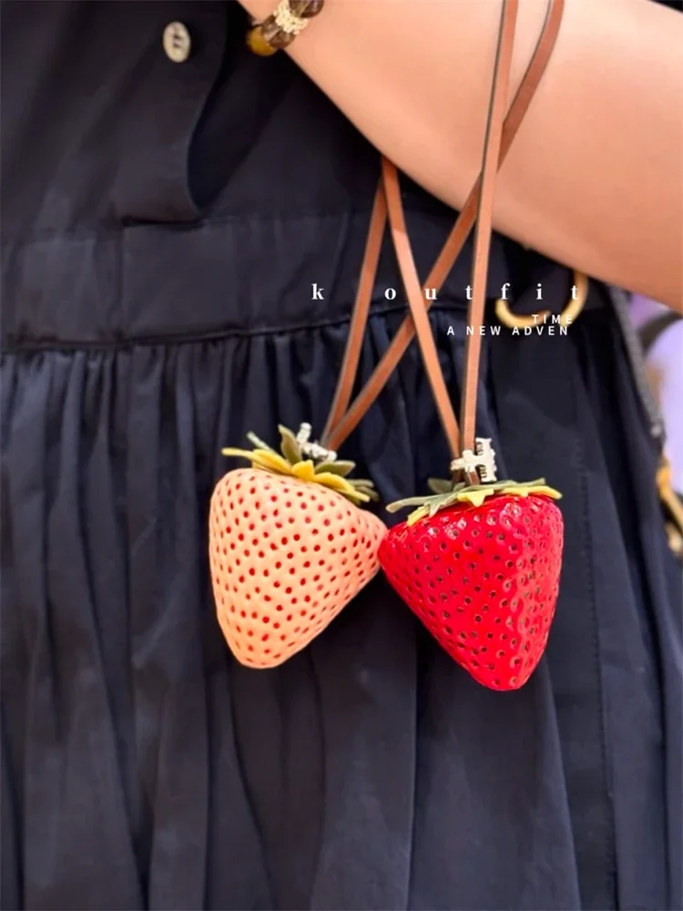 

New strawberry bag pendant car three-dimensional strawberry cute pendant TB acrylic leather handmade decoration