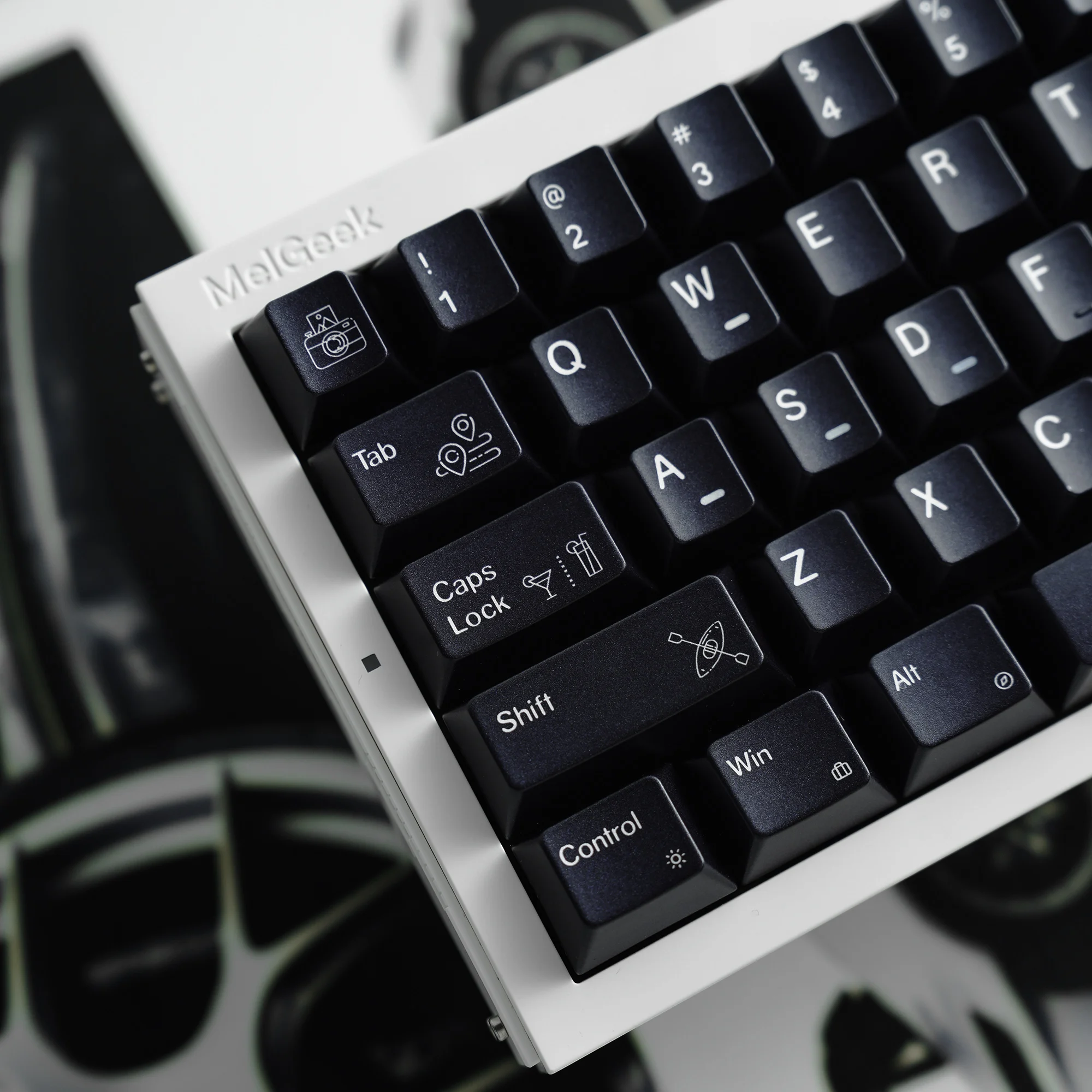 Taptempo Holiday Keycaps PBT Dye-Sub Metallic Pearlescent Keycaps Minimalist Black For MX 61 64 87 96 108 Mechanical Keyboard
