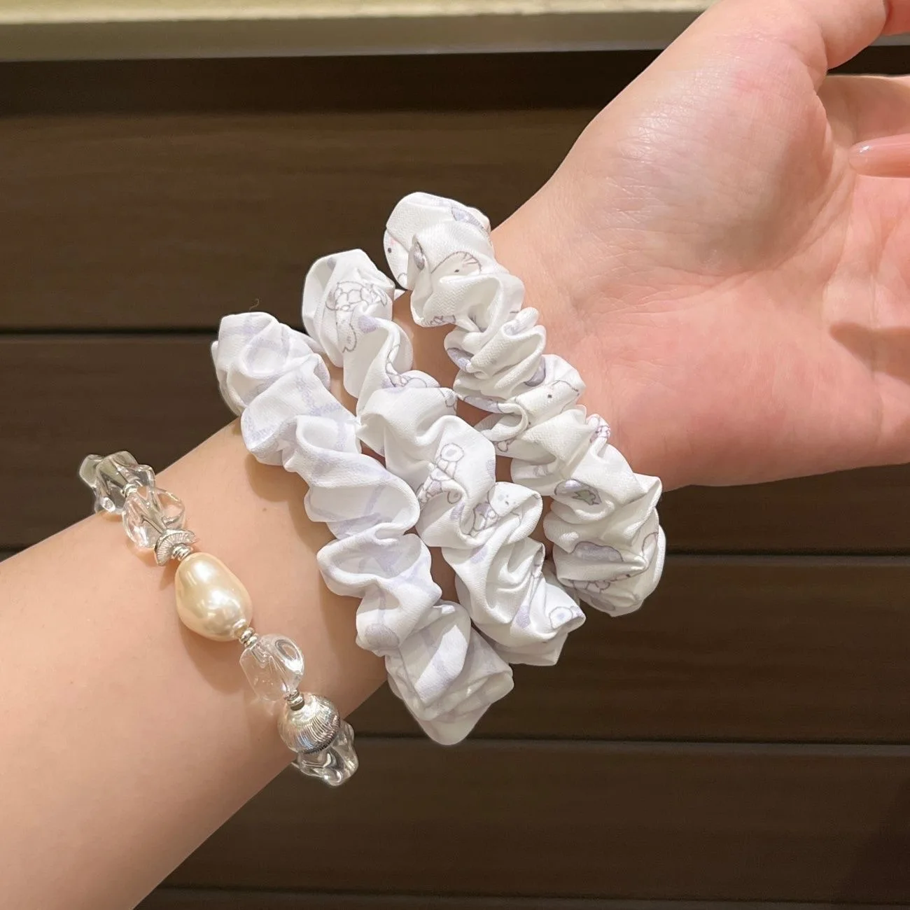 White Scrunchie Women Vintage Ruffled Elastic Band Ponytail Holder Minimalist Hair Accessory Cute Style Daily Wear
