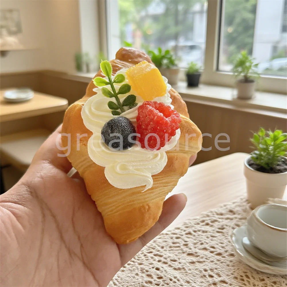 Brown Cake Small Knotted Bear Biscuit Fruit Handmade Bread Model Toy Croissant Dough Gold Cute Soft Joy Diy Prop Faux Pu Soft