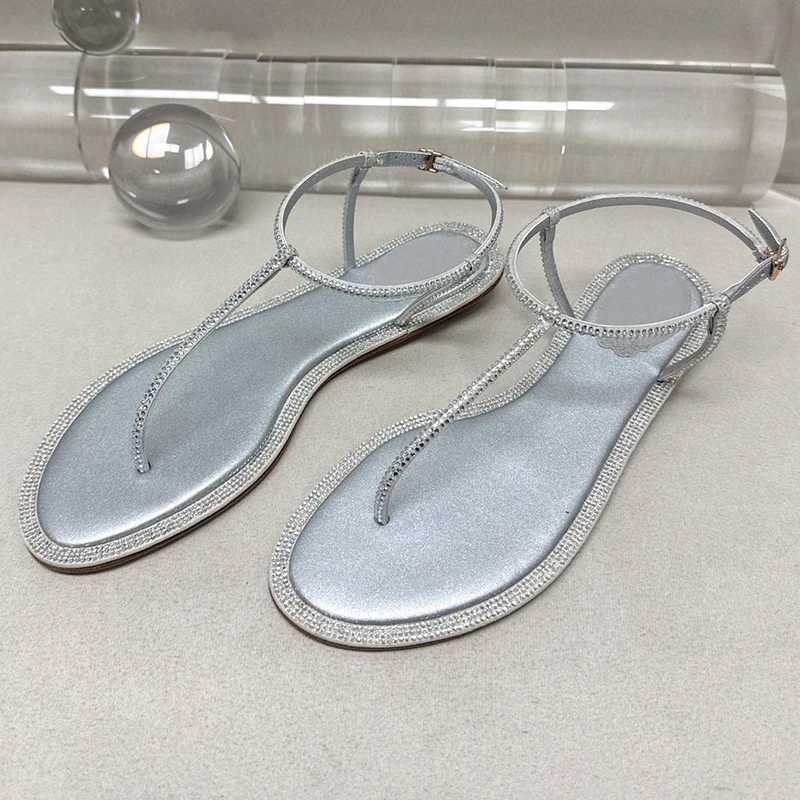 Nuovi sandali piatti con bordi in strass da donna, punta pizzicata, cinturino in tinta unita, sandali per le vacanze estive, scarpe da spiaggia sabbiose