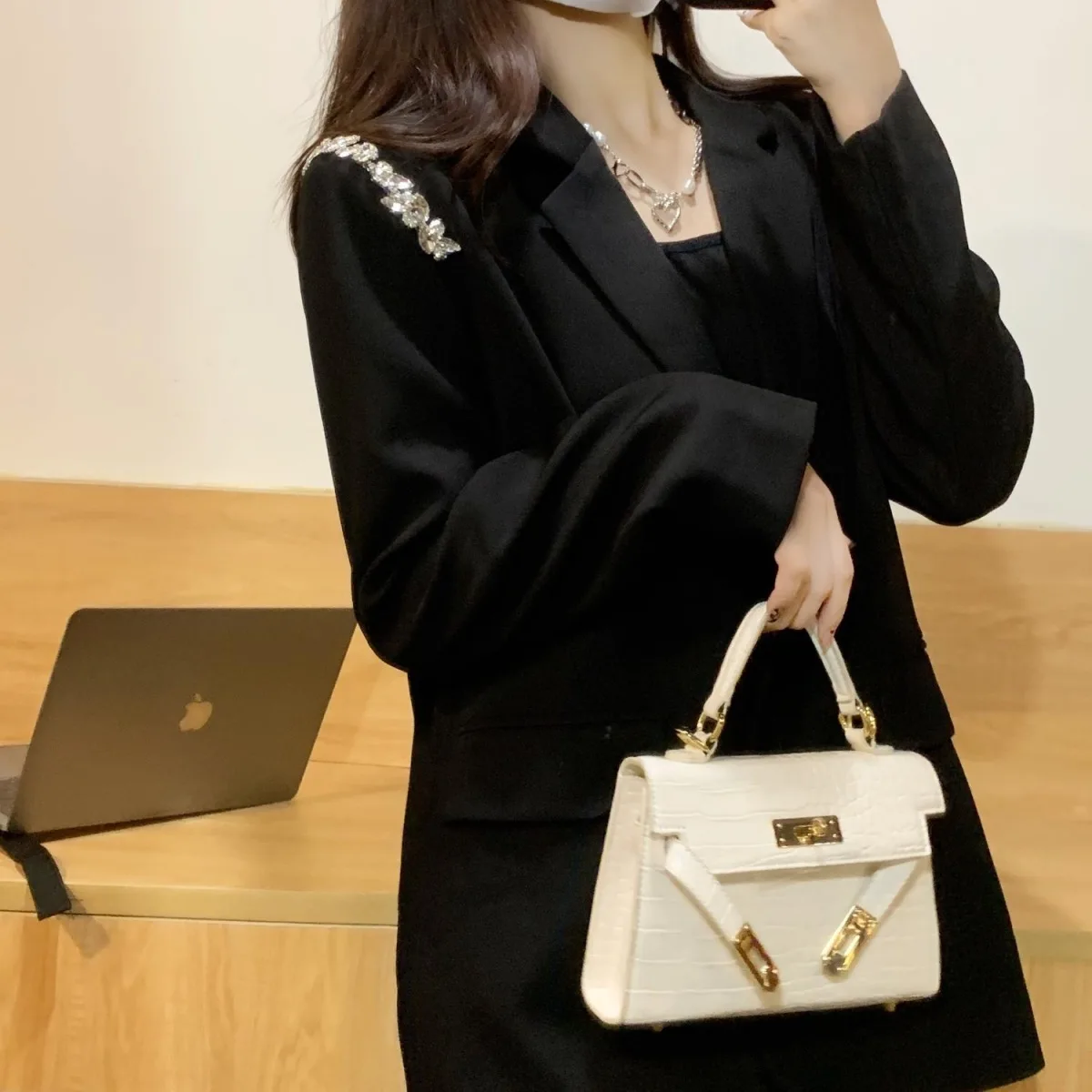 Herbst-Damenbekleidung, hochwertiger Damen-Blazer, Einfachheit, Rüschen, dünn, durchscheinend, zarte Overlay, strukturiertes Doodle