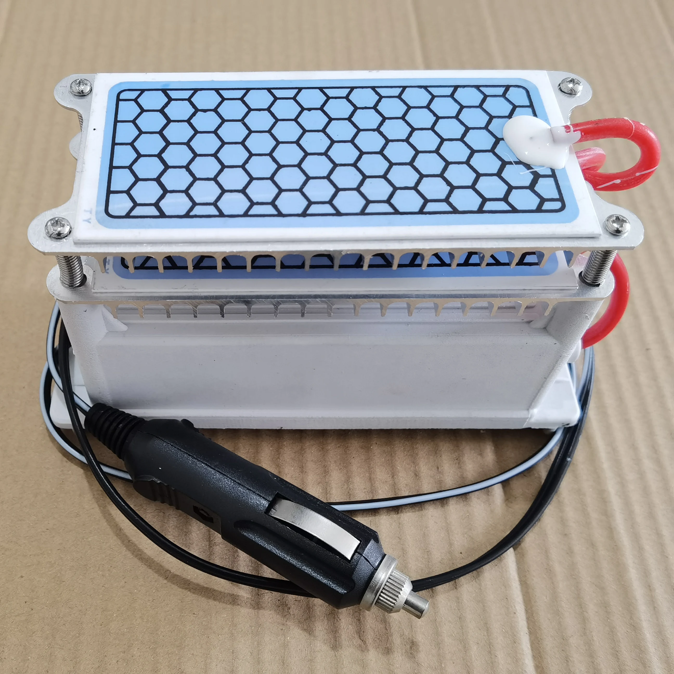 12V vehicle-mounted ozone generator intelligently removes formaldehyde, smoke, odor, and can be disinfected and sterilized