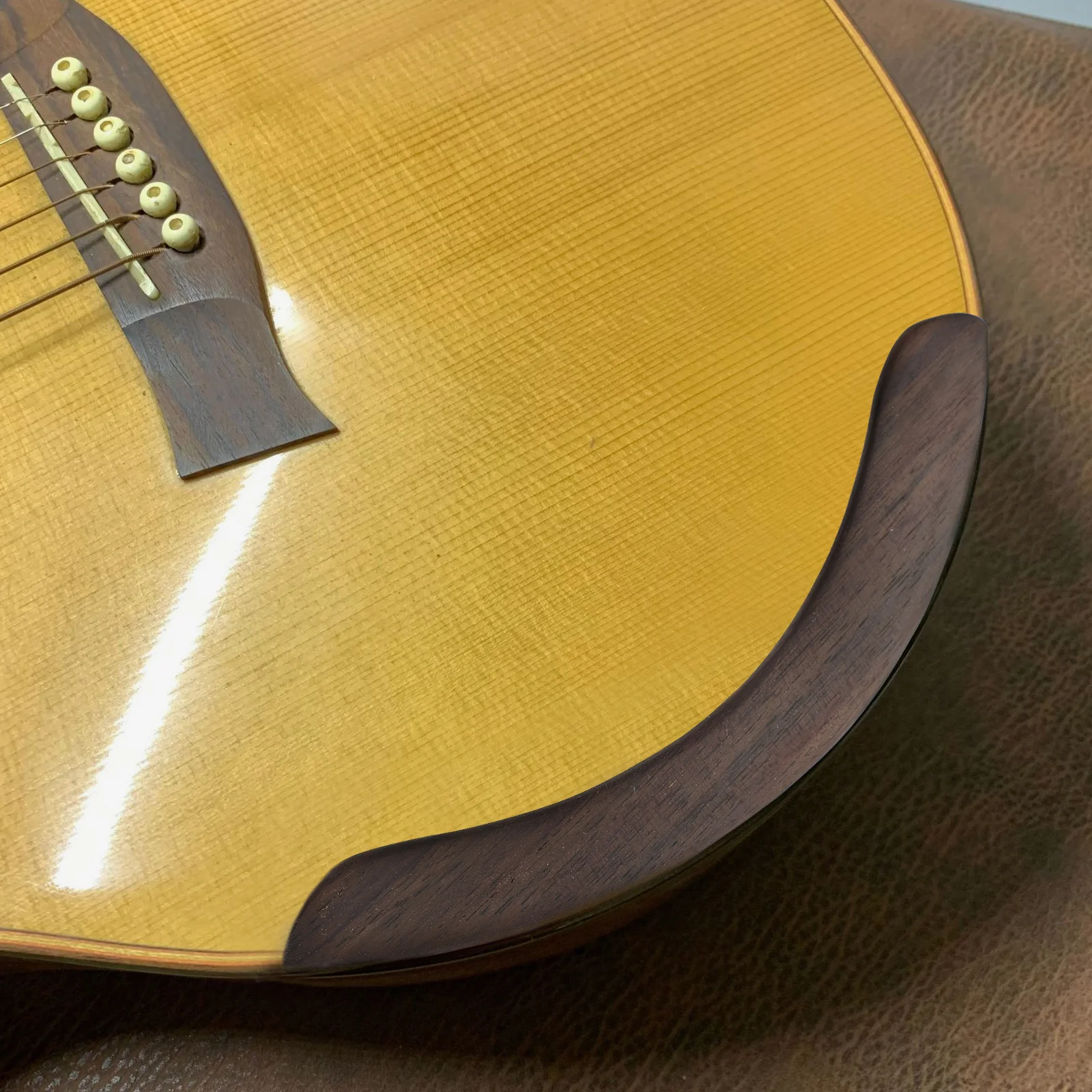 

Guitar Armrest Rosewood Natural Wood Smooth Edges Supple Rubber Base Guitar Accessory For Panel Protection Instrument Parts