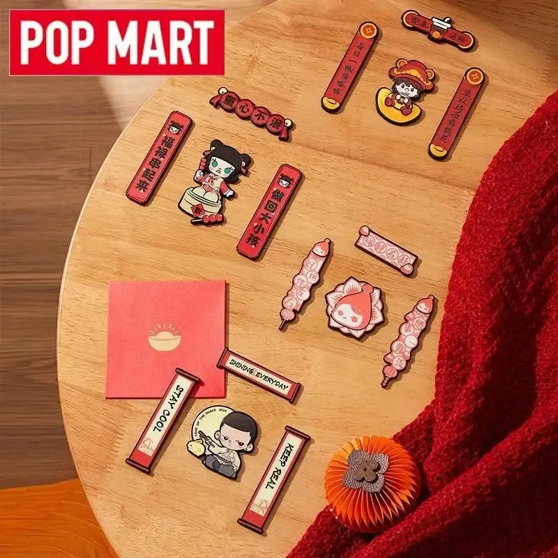 

POP MART Новогоднее празднование змеи, серия игрушек, кукла, слепая коробка-мини-весенние куплеты, магнит на холодильник, сумка для догадок, загадочная коробка