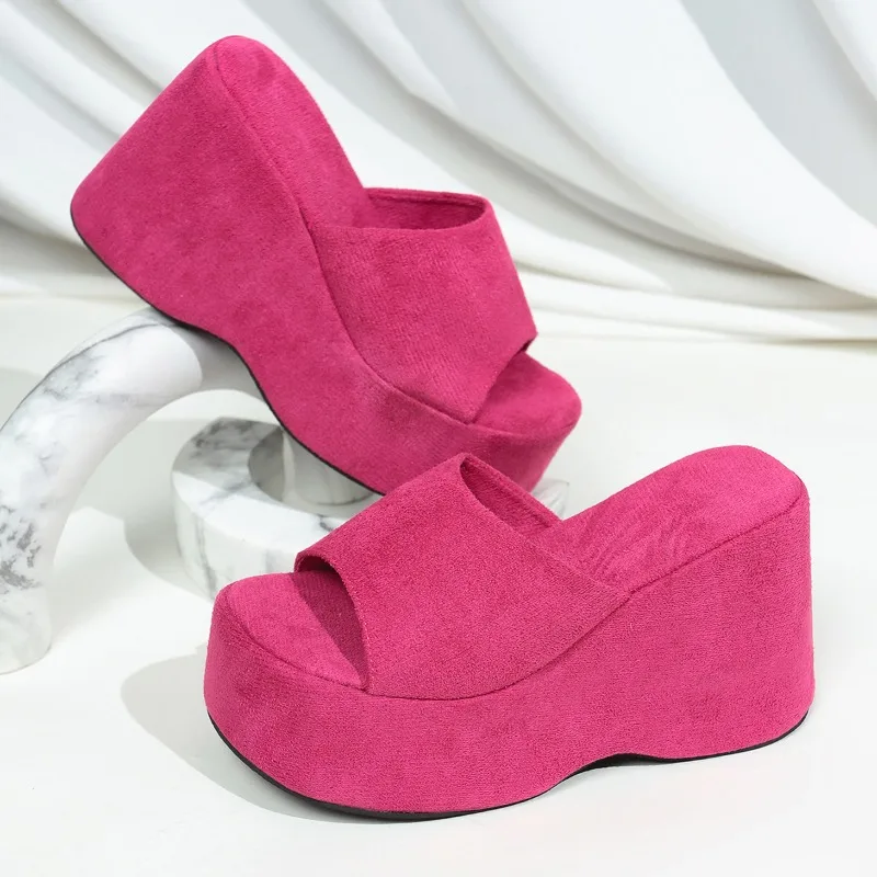 Plus Size Super High Heel Sandalen und Hausschuhe Damen 2025, Sommer, neue Wildleder, einfache Plateau-Keil-Flip-Hausschuhe