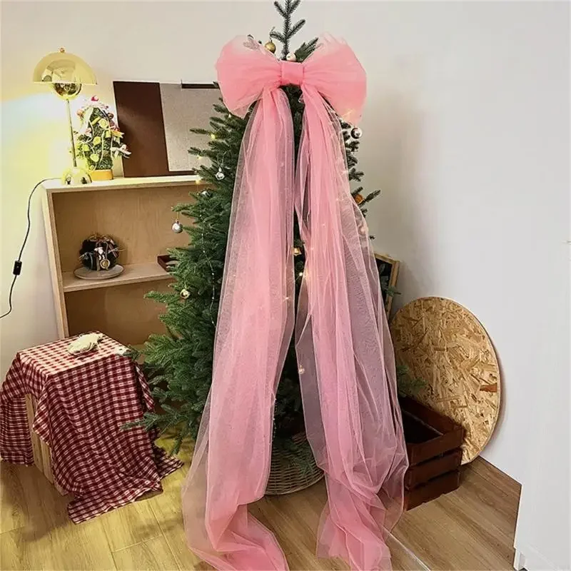 

Нежные тюлевые материалы с большим акцентом на ленте идеально подходят для праздничных проектов своими руками и декораций для