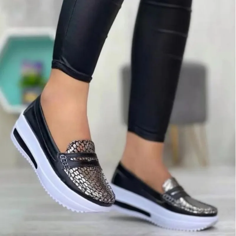 PU Mid Heel Slip-On Sneakers para mulheres, sapatos sólidos, ocos, vulcanizar, femininos, venda quente, frete grátis, primavera, outono, 2023