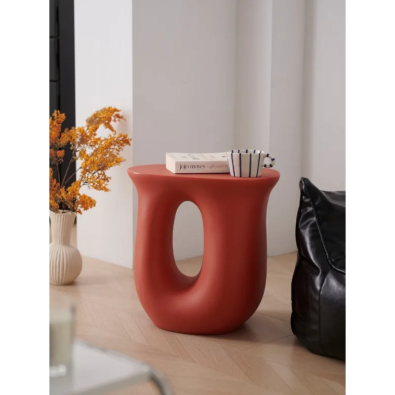 

A few corners on the side, a few Nordic household plastic coffee tables, a few small stools on the side of the sofa