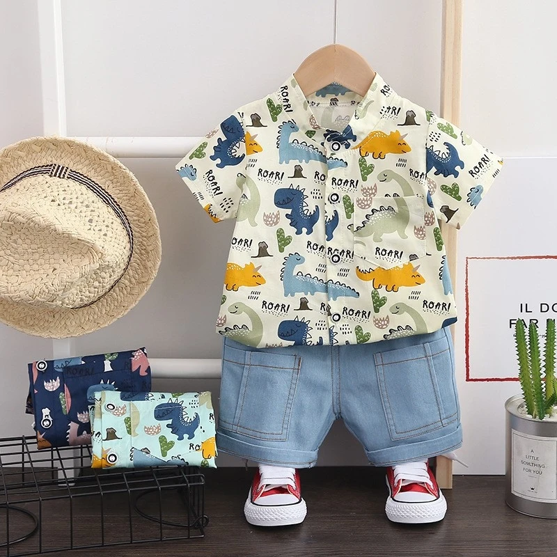 Boys' new summer dinosaur print short-sleeve shirt set, stylish two-piece outfit for kids, trendy and cool summer clothing for t