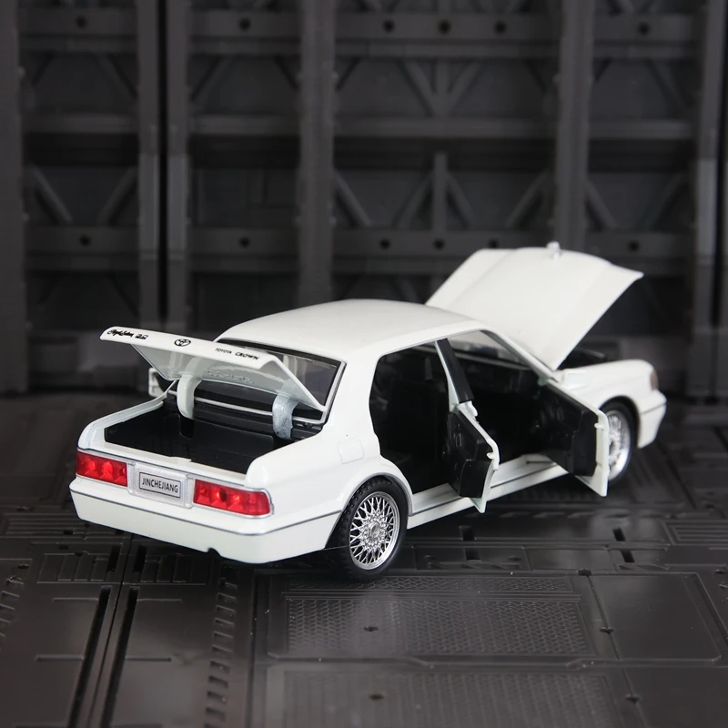 1:32 modelo de carro em liga de coroa, portas e capô do motor, porta-malas pode ser aberto, presente de brinquedo com feedback de som e luz para crianças