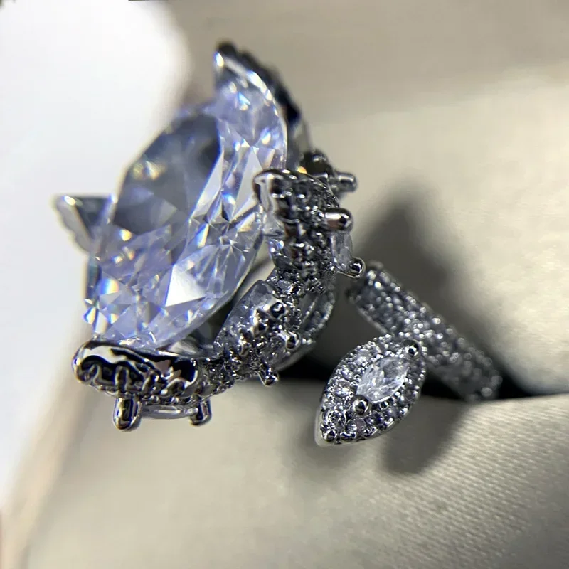 MDL Moissanit1 نمط غريب الطاووس خاتم الزمرد 18K شخصية فاخرة مليئة بالماس الزركونيوم حمامة البيض مزاجه الدائري