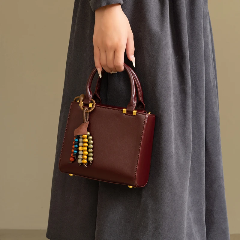 حقائب كلاسيكية صغيرة للنساء، حقائب يد ومحافظ فاخرة بتصميم 2026، جديدة في حقيبة كتف من البولي يوريثان العتيقة، مشمعة بالزيت، بمقبض علوي، مزينة بالخرز جودة عالية ًالشحن مجانا وصول الشحن السريع