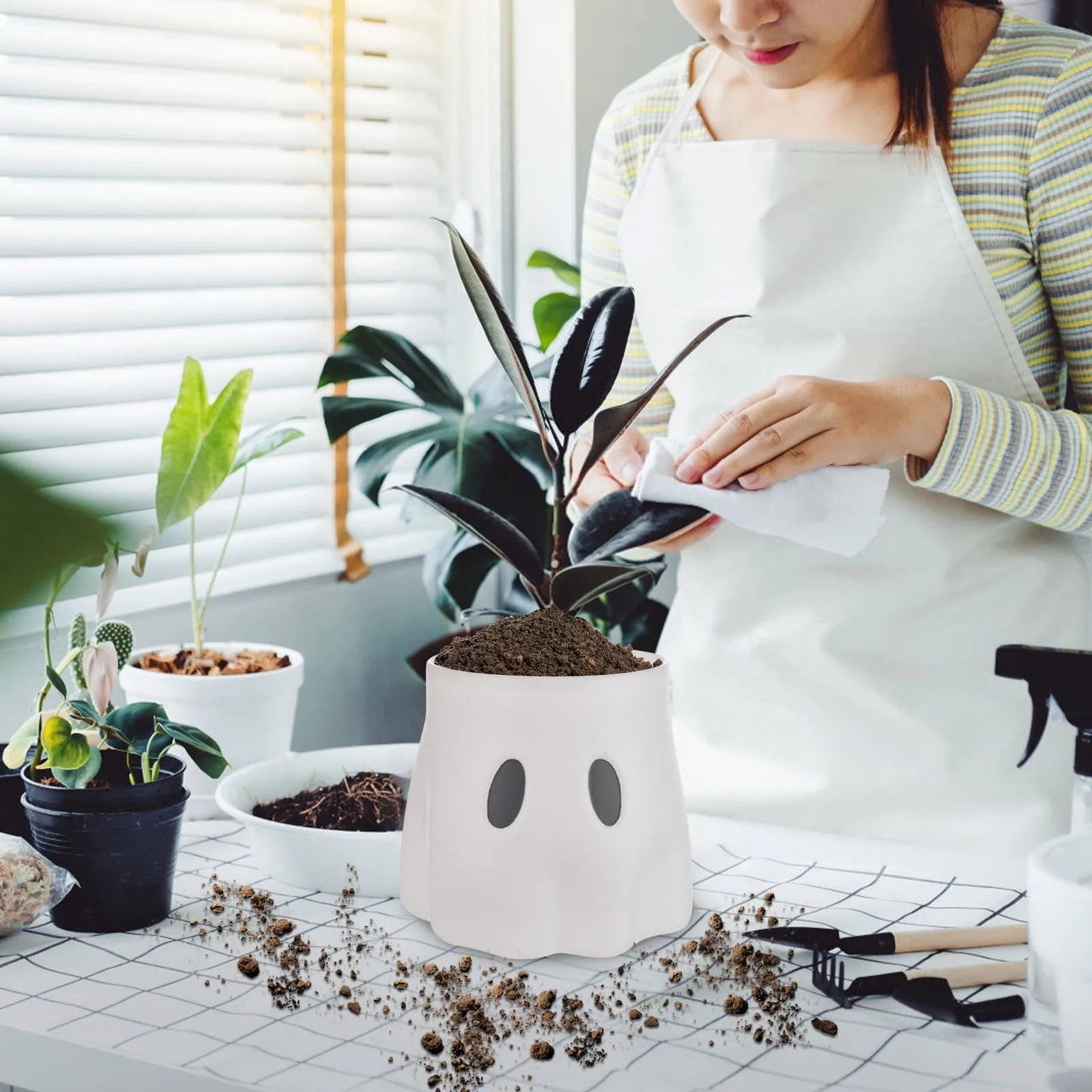 

Halloween Ghost Planter Ghost Figurine Flower Pot Halloween Candy Bowl Resin Withe Ghost Face Bucket Halloween Candy Bucket Jar