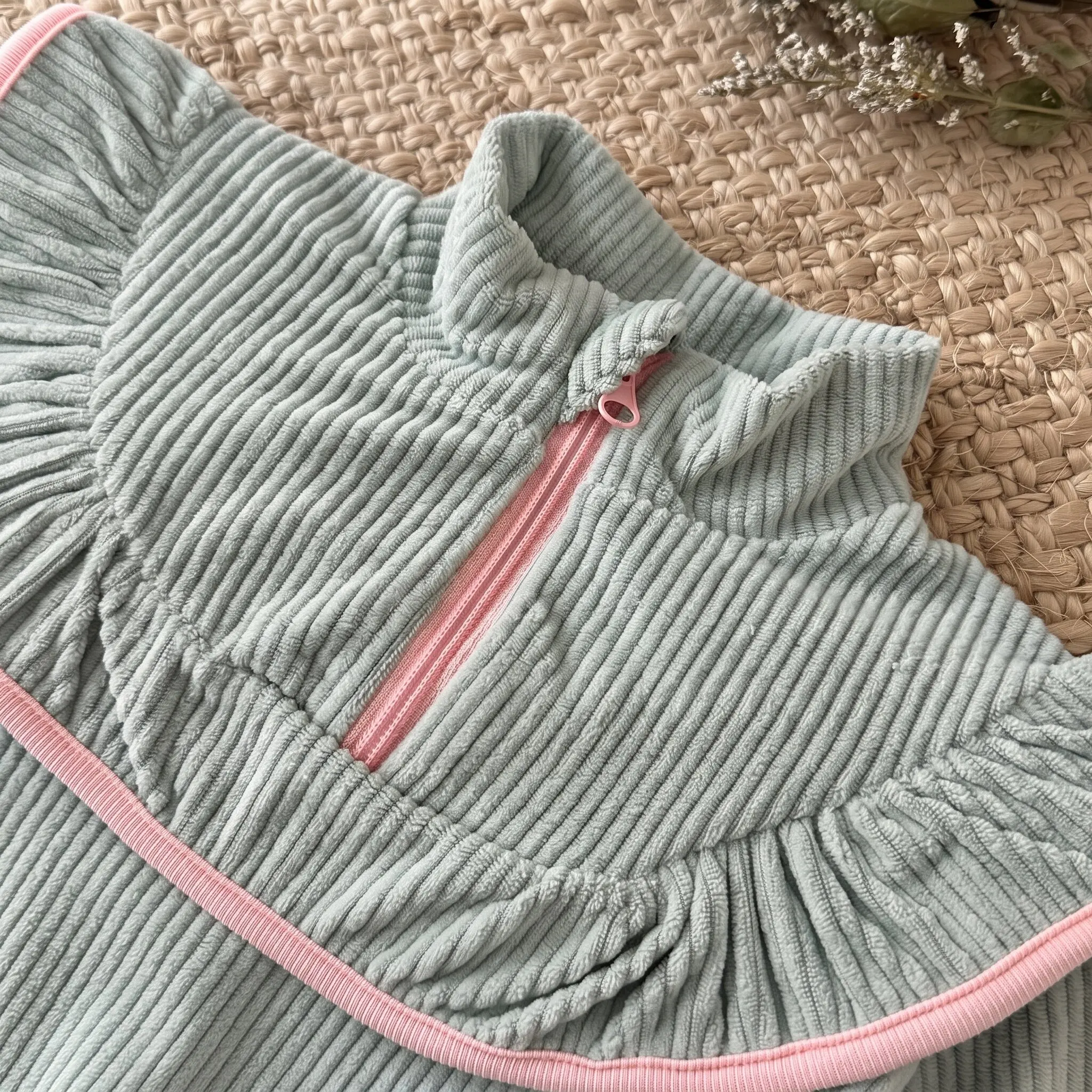 Baby-Mädchen-Set mit geripptem Oberteil mit Reißverschluss und Rüschenkragen, 2-teilig, hellgrün, Oberteil mit Rüschen und Schleife, ausgestellte Hose, Frühlingsoutfit für Kleinkinder. – Detail 4