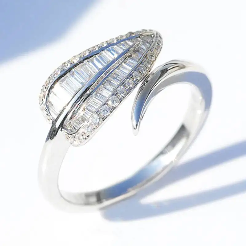 Huitan Zarter Damenring in Blattform mit Öffnung für den täglichen Frischstil, silberfarben, Party-Accessoires mit glänzendem CZ, trendiger Schmuck