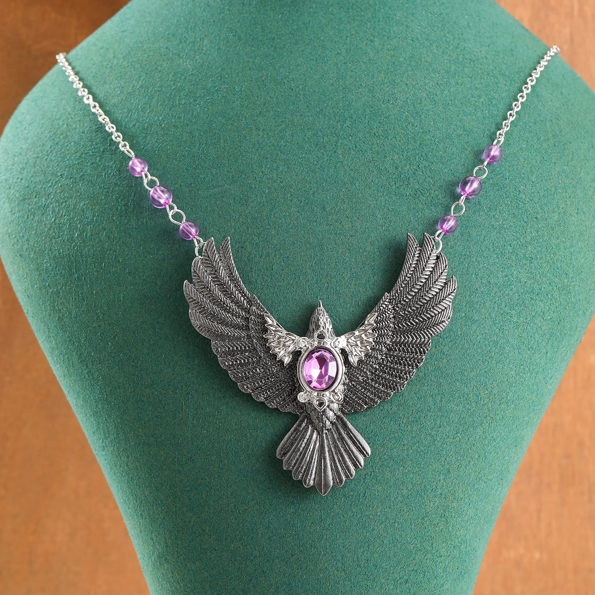 Die Halskette mit Vogelanhänger im Retro-Gothic-Stil und künstlichen Edelsteinen eignet sich für Partys und Versammlungen. – Detail 4