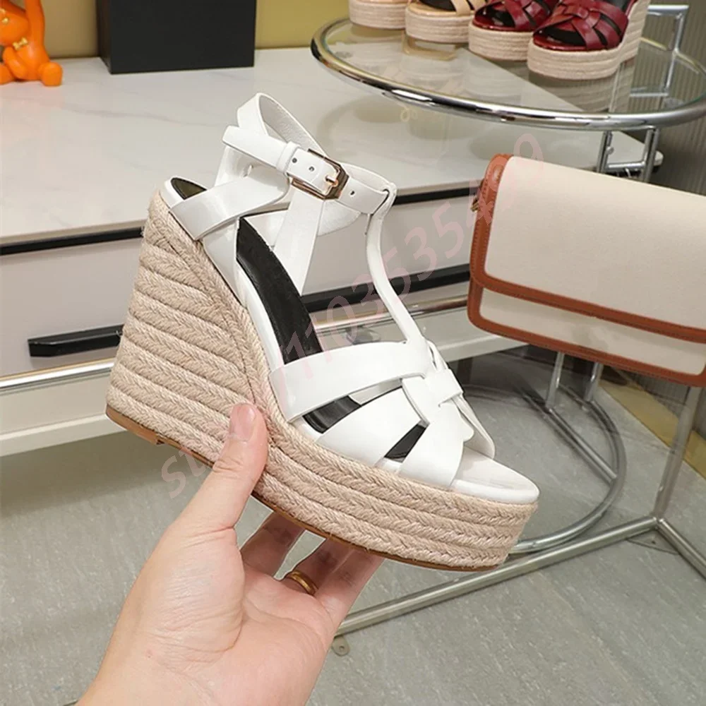 

2024, тканые пикантные римские сандалии на танкетке, летние пляжные сандалии с открытым носком, вечерние подиумные роскошные модные повседневные сандалии на высоком каблуке с пряжкой