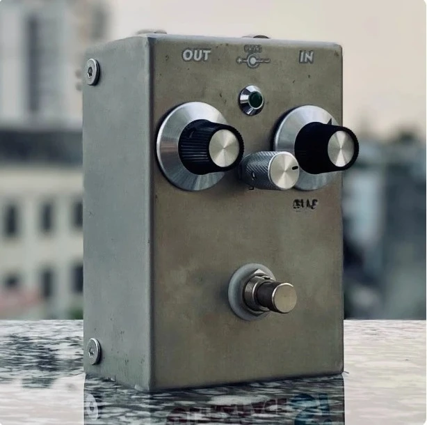 Pre-installed with the same silicon tube exchangeable tube germanium tube electric guitar effect as FuzzFace, Fazi Jimi