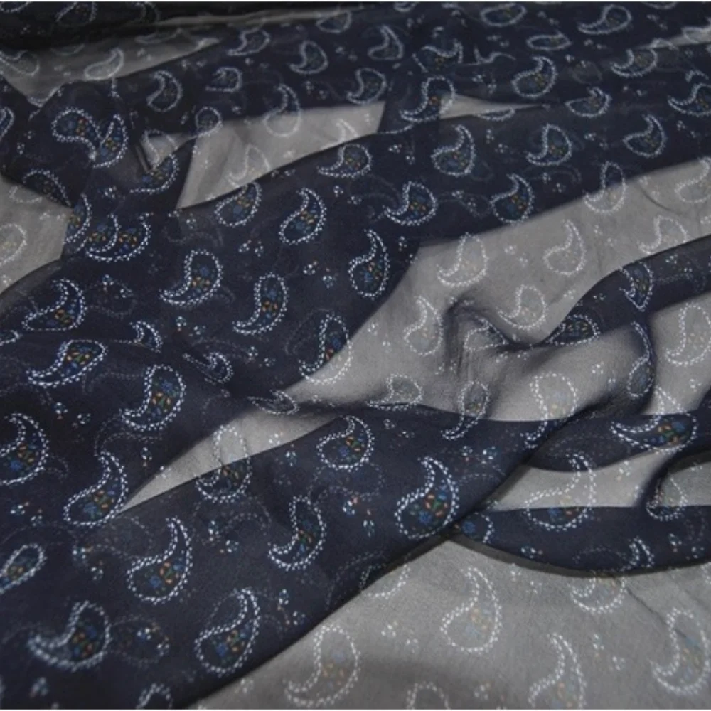 

Гладкое ощущение, популярная шелковая шифоновая ткань, элегантный стиль, дизайн с узором пейсли, серебряная шелковая атласная ткань в полоску для женского платья