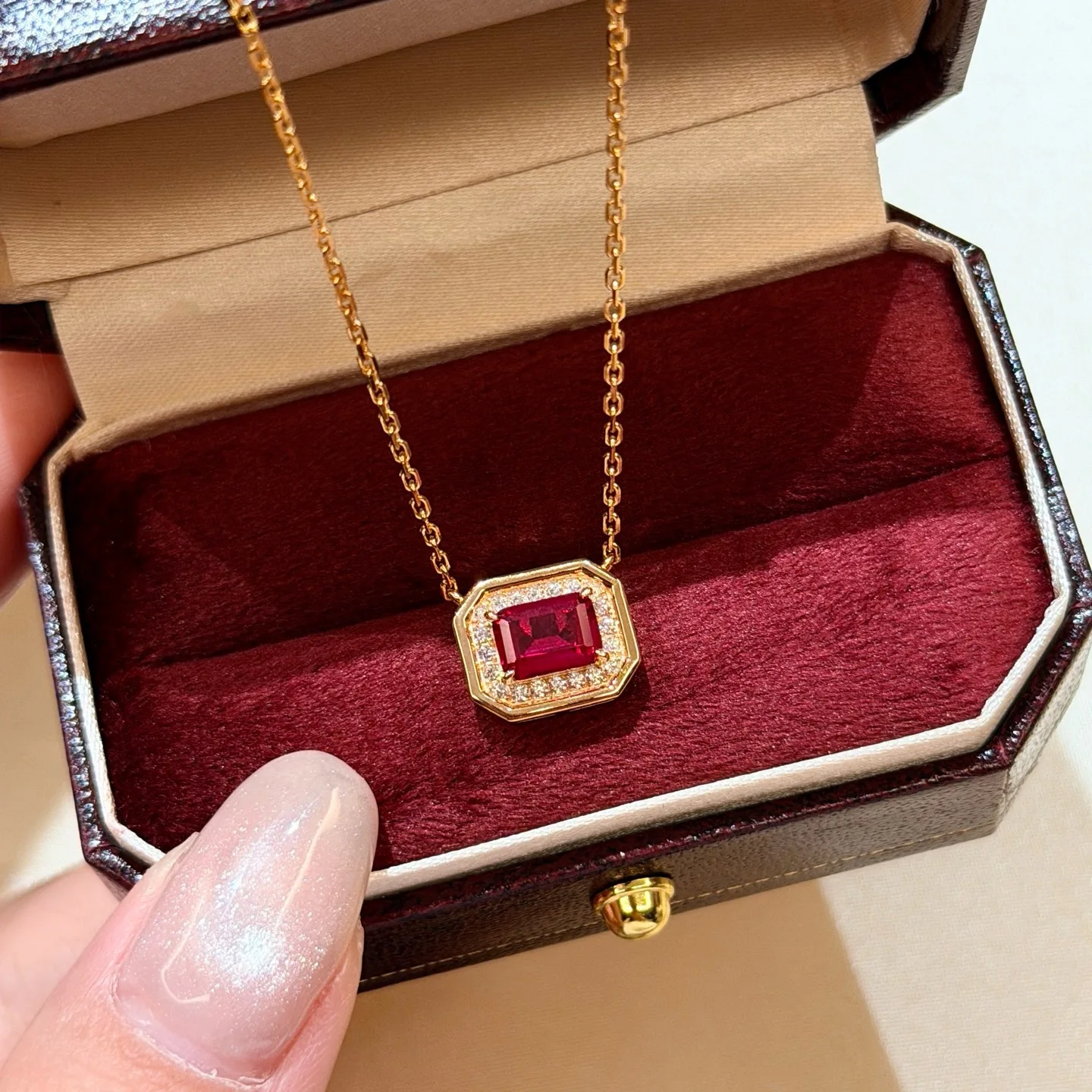 collier-pendentif-tendance-en-argent-sterling-925-pour-femmes-avec-un-centre-en-forme-d’oree-carree-ideal-pour-un-usage-quotidien-orne-d’une-pierre-rouge-synthetique-bijou-de-luxe-et-de-qualite
