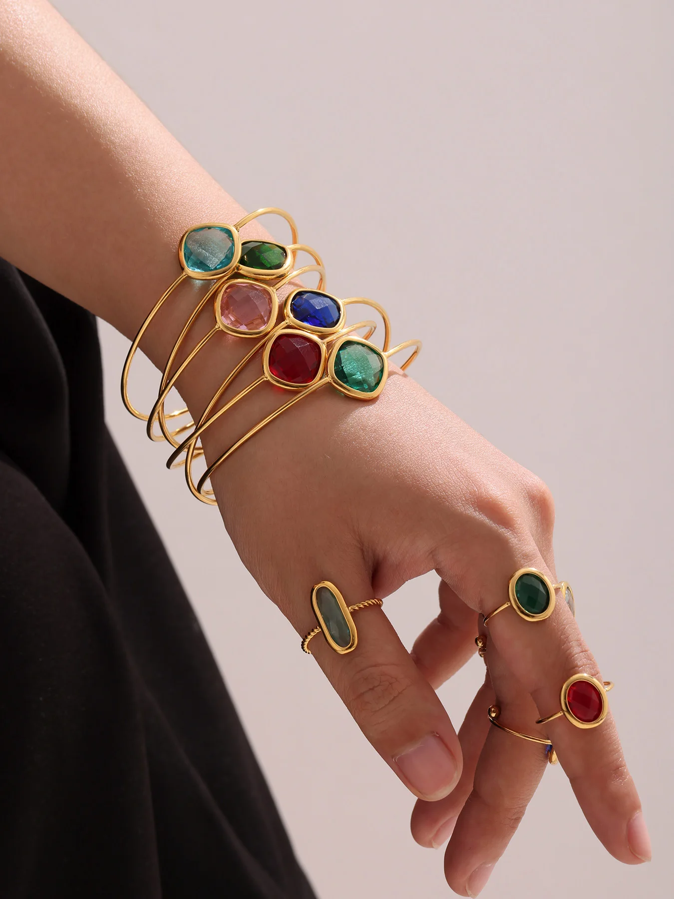 عجلة فيريس سوار بسيط من الفولاذ المقاوم للصدأ للنساء مجوهرات فاخرة مربعة من الزجاج التشيكي المطلي بالذهب والكفة المفتوحة