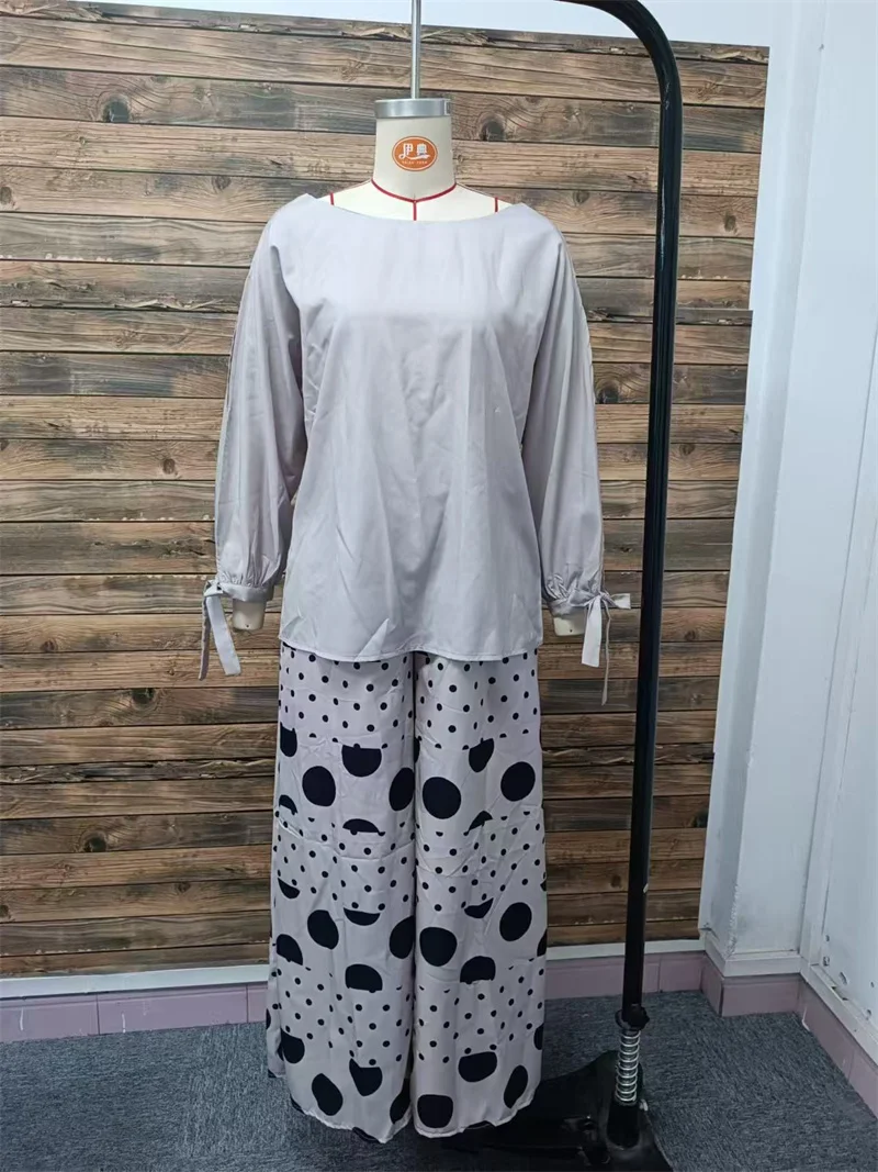 T-shirt con colletto inclinato manica a nove quarti tinta unita Pantaloni da donna Set da due pezzi Stampe a pois Pantaloni con giuntura multistrato Abiti femminili